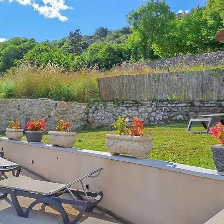 2 Bedroom Awesome In Pont Darc *