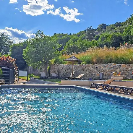 2 Bedroom Awesome In Pont Darc *
