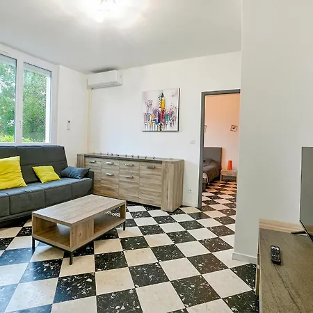 2 Bedroom Awesome In Pont Darc *