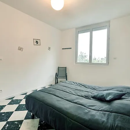 2 Bedroom Awesome In Pont Darc *